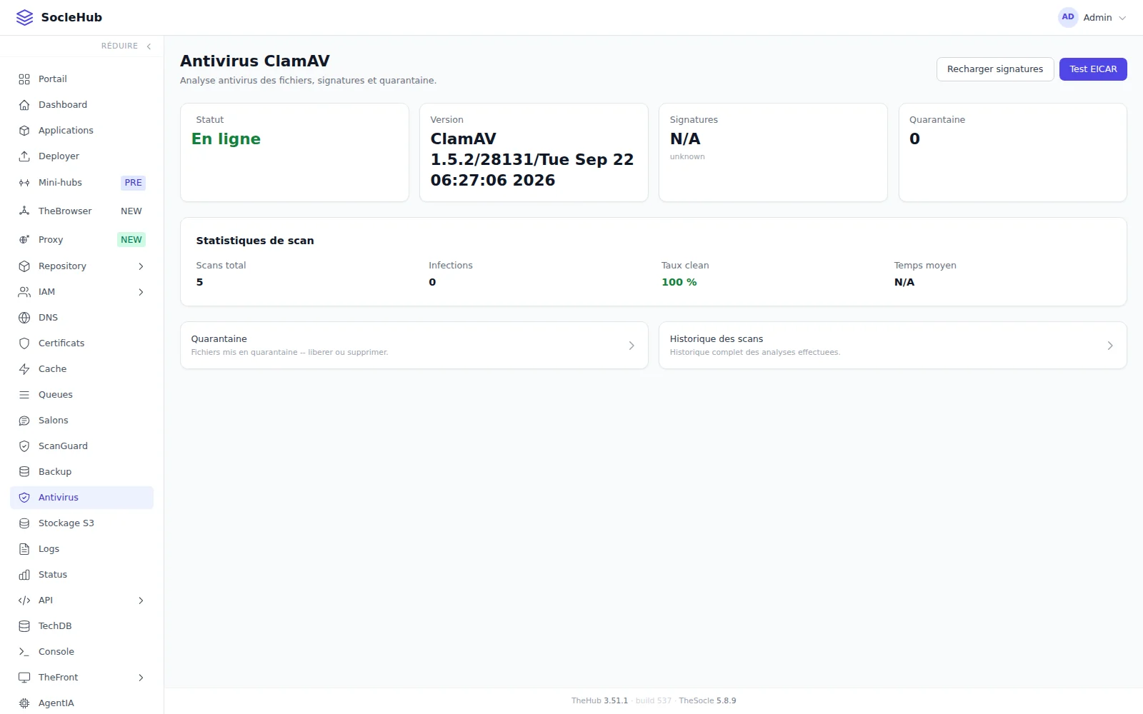 La page Antivirus ClamAV de la console du Hub thesocle.net : statut En ligne, version et date des signatures, quarantaine, statistiques de scan, boutons Recharger signatures et Test EICAR